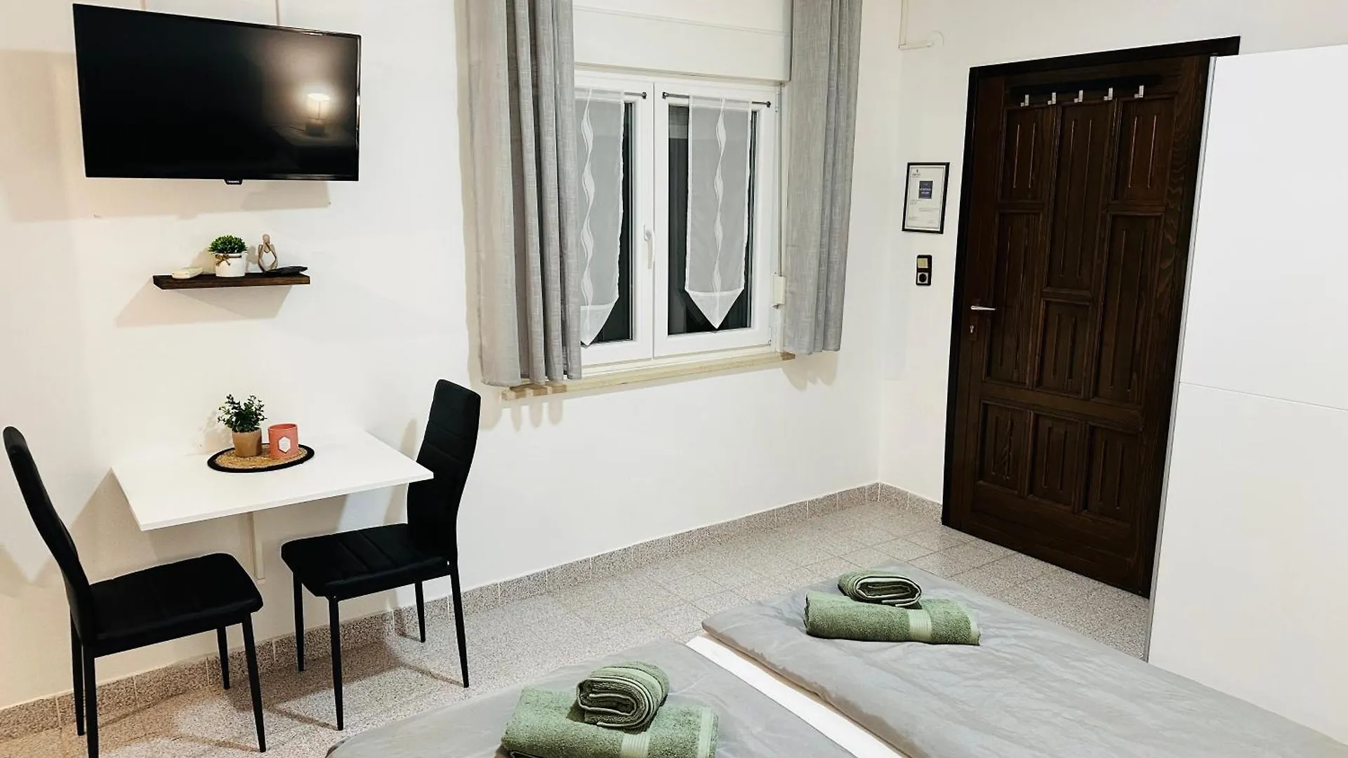 Apartment Schwarz In Petrcane I